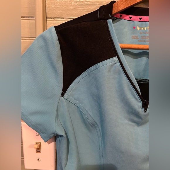 🩺 **LIKE NEW** HeartSoul Women's Zipper V-Neck Blue Scrub Top Size XS - Picture 5 of 13